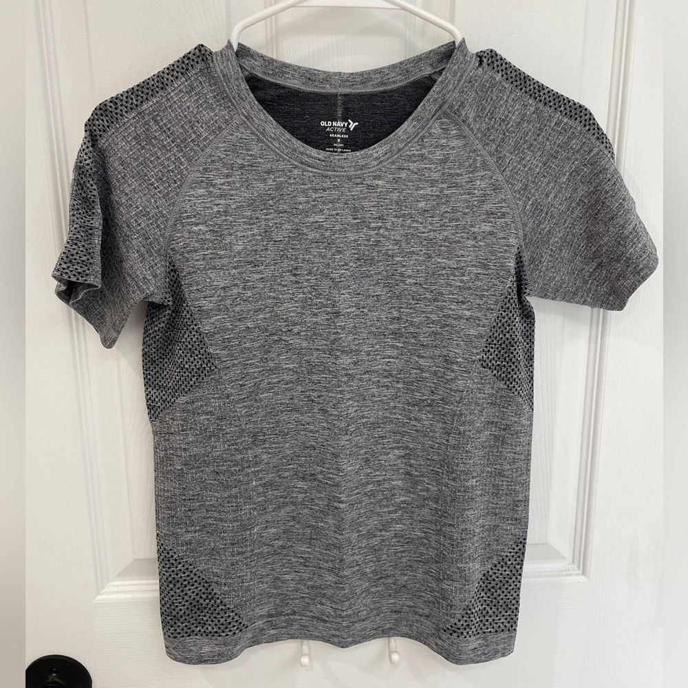 Old Navy Active Seamless Go Dry Gray Athletic Tshirt Women’s Size Small